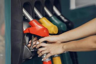 Czy rząd przedłuży obniżki VAT i akcyzy na paliwa? Piotr Müller stawia sprawę jasno