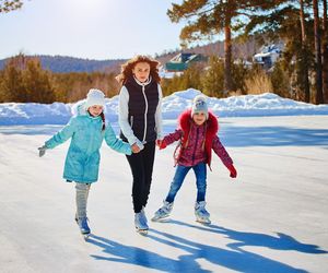 Podstawy jazdy na łyżwach: jak jechać do przodu, skręcać i hamować? [WIDEO]