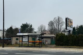 Absurd drogowy przy Strykowskiej. Dawny przejazd zablokował… przystanek autobusowy