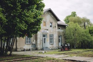 Pojedziemy pociągiem z Wadowic do Trzebini? Są jeszcze tory, wiadukty i mosty. Mieszkańcy i samorządy chcą odbudowy. Do 1 października można podpisać petycję