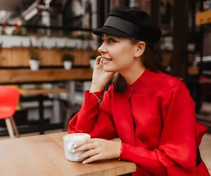 Czerwona koszula będzie hitem jesiennych stylizacji. Jak ją nosić w modny sposób?