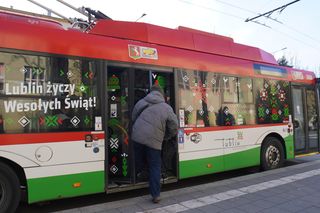 Mikołajkowy trolejbus wyjechał na ulice Lublina! Jakie dekoracje świąteczne zdobią jego wnętrze? Zobacz koniecznie