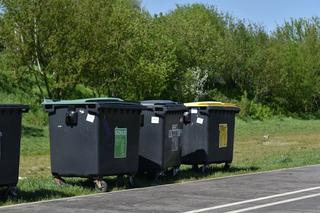 Nad Wartą stoi 200 koszy. Mimo to śmieci i tak lądują na ziemi 