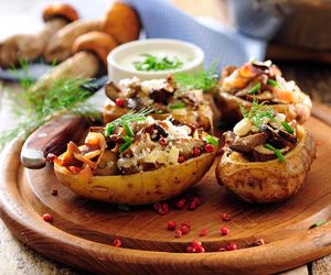 Pieczone ziemniaki nadziewane grzybami leśnymi