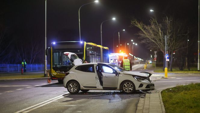 Zderzenie autobusu z osobowym renaultem