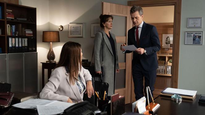 Na dobre i na złe odc. 736. Wanda Falkowicz (Liliana Głąbczyńska-Komorowska), Falkowicz (Michał Żebrowski), Kasia Smuda (Ilona Ostrowska)