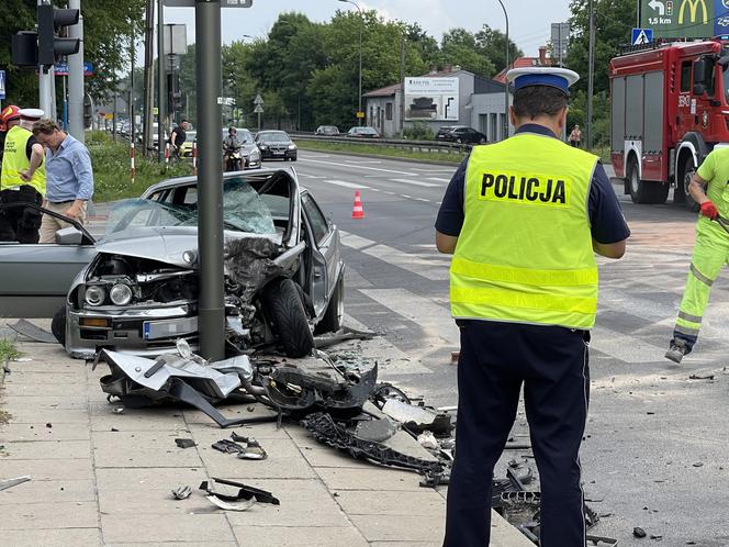 Potworny wypadek w Wesołej. Musieli rozcinać wrak BMW