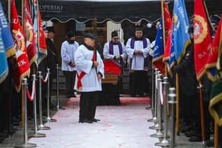 Mieszkańcy Mszczonowa żegnali swojego burmistrza. Trumnę z ciałem wystawili przed ratuszem