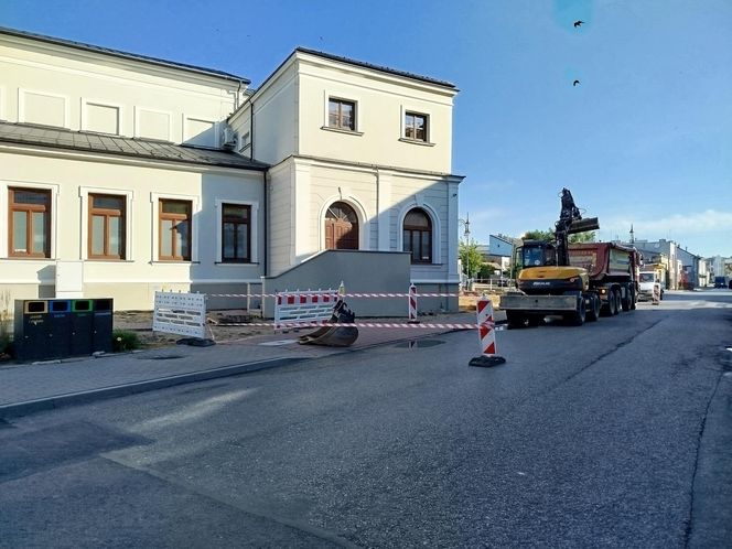 Trwa budowa parku kieszonkowego przy sali Podlasie MOK-u. Piesi mogą tu napotkać utrudnienia