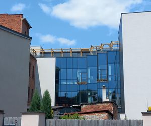 Ale miejsce! Letnia czytelnia na dachu biblioteki w Lesznie prawie gotowa