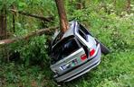 Samochód BMW owinął się wokół drzewa! [ZDJĘCIA]