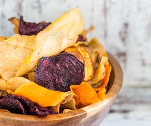 Domowe chipsy – 7 pomysłów na zdrowe, dietetyczne chipsy z warzyw