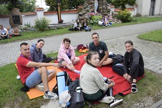 Z chustą i nadzieją – pielgrzymka jako wolny wybór serca 