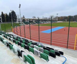 Ostatnie dni remontu stadionu w Starachowicach. Na bieżni pojwiły się tory