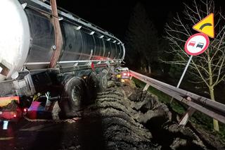 Cysterna z paliwem uderzyła w barierę energochłonną. Droga była zablokowana przez kilka godzin