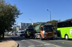 Szambiarka rozszczelniła się po zderzeniu z oplem. Kobieta trafiła do szpitala.
