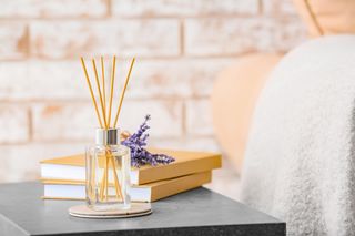 Wlej do słoiczka i postaw na półce w salonie, a letni aromat wypełni pomieszczenie. Energetyczna kompozycja pobudzi zmysły i odświeży powietrze. Naturalny zapach do salonu