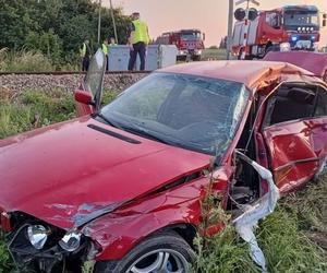 Wjechał BMW prosto w szynobus. Maszynista nie zdążył zahamować