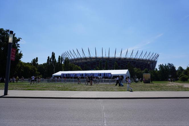 Pod Stadionem Narodowym wystartowała sprzedaż merchu Taylor Swift, pojawili się pierwsi fani