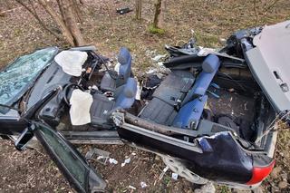 Łomnica-Zdrój. Zderzenie audi z autobusem setra. Strażacy odcięli dach osobówki