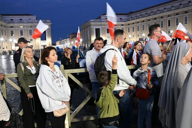 Zło dobrem zwyciężaj. Setki osób czuwały w Watykanie w rocznicę wyboru Jana Pawła II