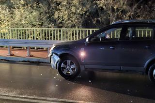Szalony rajd pijanego kierowcy w Brodach. Uszkodził trzy auta, skończył na drzewie