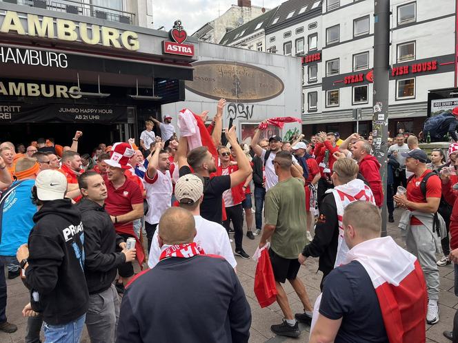 Tak Polacy bawią się w Hamburgu! Wszyscy są podekscytowani przed meczem! 