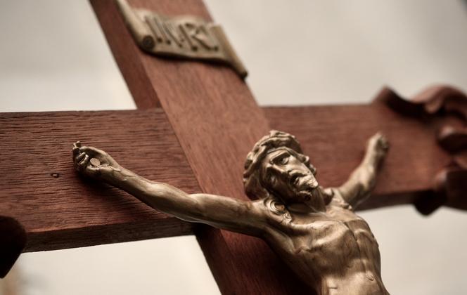 Wielkanoc 2021. ZAKAZ całowania krzyża w diecezji tarnowskiej. Co ze święceniem pokarmów?
