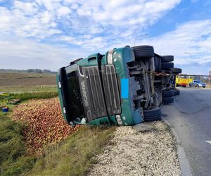 Przewrócona ciężarówka zablokowała rondo. 30 ton jabłek na drodze