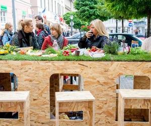 Zielona przestrzeń publiczna zamiast miejsc parkingowych? Warsztaty projektowe Park(ing) Day w Poznaniu