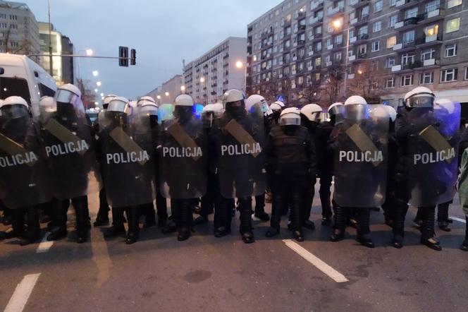 Kordon policji blokuje Strajk Kobiet