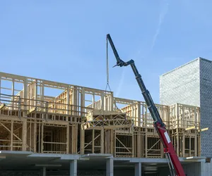 Zastój w mieszkaniówce potęguje długi firm budowlanych. Ile wynoszą i jak branża ratuje się przed bankructwami?