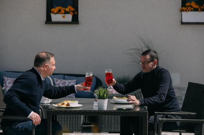 Premier Mateusz Morawiecki i Prezydent Andrzej Duda na piwie, na Mierzei Wiślanej   