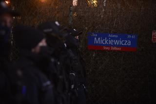 Już dziś tłumy protestujących chcą iść pod dom Kaczyńskiego. Prezes PiS odpowiedział