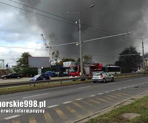 Pożar na ul. Morskiej w Gdyni. Pali się budowa hali sportowej przy Centrum Kształcenia Zawodowego i Ustawicznego