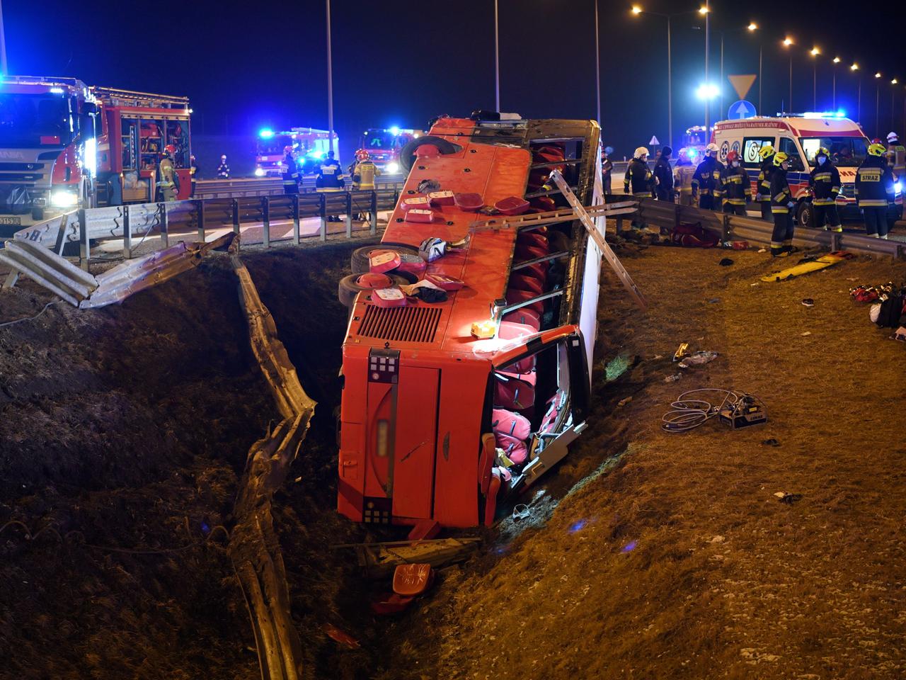 Tragiczny wypadek na A4. Autobus wypadł z autostrady. Nie żyje 5 osób, kilkadziesiąt jest rannych