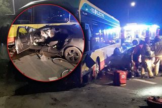 Osobówka huknęła w autobus MPK. Nie żyje 48-letni kierowca [ZDJĘCIA]