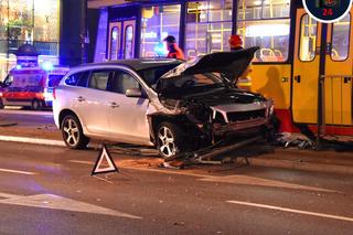 Koszmarne zderzenie audi, volvo i tramwaju. Totalna demolka na przystanku
