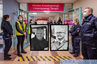 Ten widok łamie serce. Policjanci wypełnili korytarze szpitala we Wrocławiu. „Odprowadzili” zmarłego kolegę