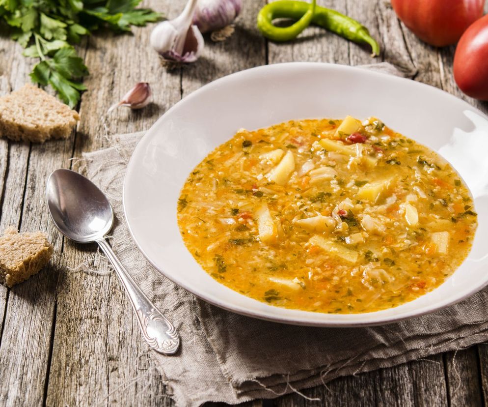 Zupa z kaszy jaglanej. Przepis na zdrowy krupniczek na młodych warzywach