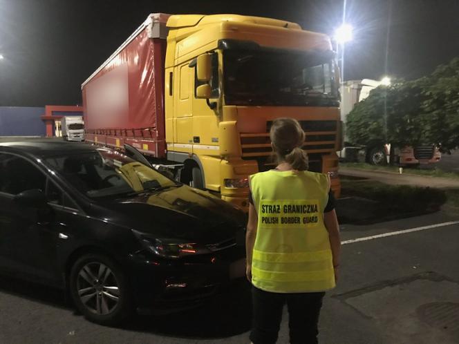 Śląsk: Zatrzymano ciężarówkę wypełnioną emigrantami! Wśród nich były DZIECI!