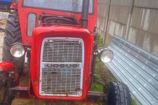 Brawurowa jazda ciągnikiem wypełnionym butelkami po piwie