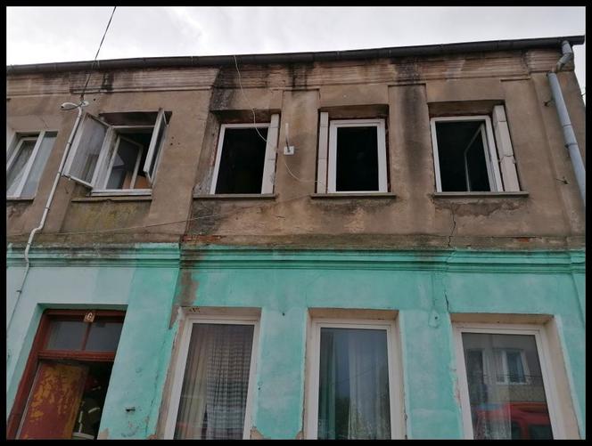 Szczuczyn. Policjanci uratowali mężczyznę z pożaru [ZDJĘCIA]