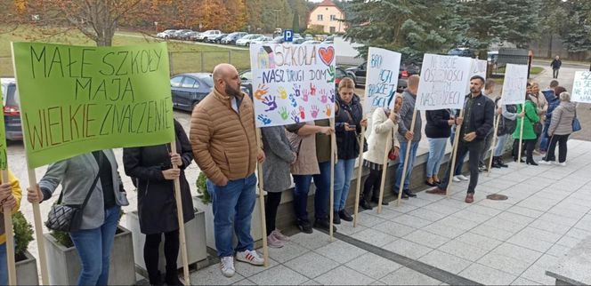 Protest mieszkańców pod Urzędem Gminy Cieszków! Likwidacja szkoły w Pakosławsku odłożona w czasie