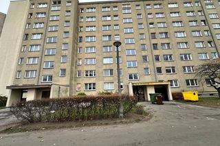 Zwłoki w zsypie na śmieci na Bemowie. Niejasna przyczyna śmierci 