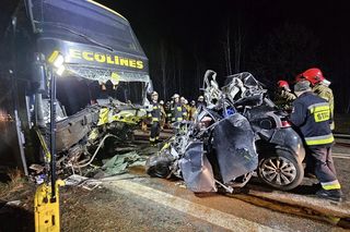 Toyota wbiła się w autobus. Młody kierowca nie żyje