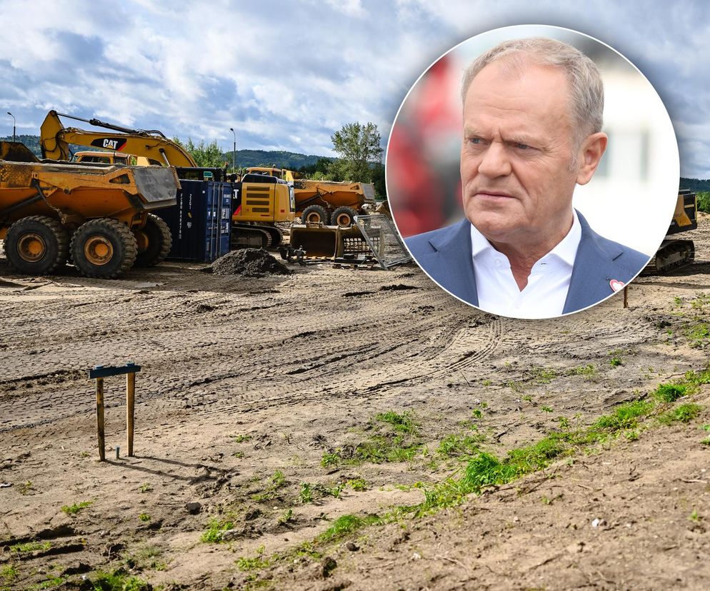 Plac budowy magazynu energii Żarnowiec z widocznymi maszynami budowlanymi: wywrotką i koparką CAT, oraz zbliżenie na Donalda Tuska w białej koszuli i granatowej marynarce. Premier obiecuje tańszy prąd, a o inwestycji przeczytasz na Super Biznes.