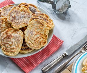 Placuszki z serka wiejskiego. Pyszny przepis na słodkie śniadanie