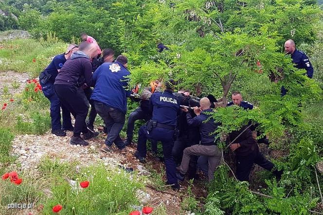 Policjanci z Myślenic i Bochni uratowali pechowego motocyklistę. Przeleżał w rowie pięć dni