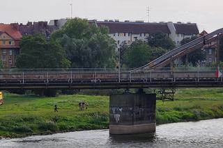 Mężczyzna chciał skoczyć z mostu